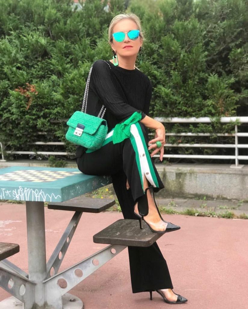 Esta experta en moda de 56 años, que reivindica que «la madurez tiene un estilo fantástico», demuestra con sus atrevidos looks que cuenta con tanta o más actitud que las 'influencers' jóvenes