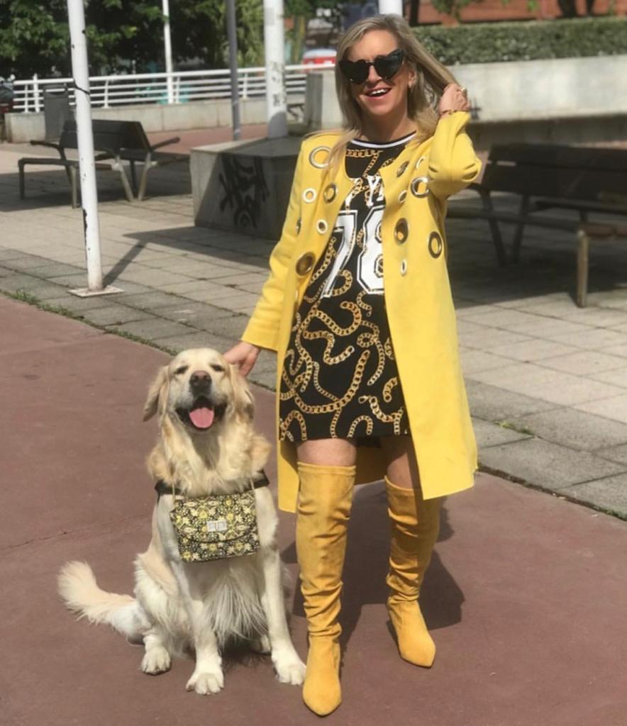 Esta experta en moda de 56 años, que reivindica que «la madurez tiene un estilo fantástico», demuestra con sus atrevidos looks que cuenta con tanta o más actitud que las 'influencers' jóvenes