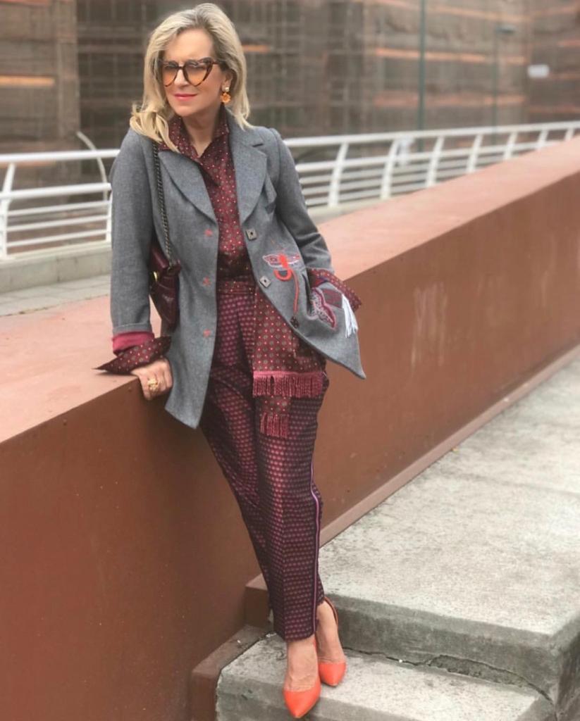 Esta experta en moda de 56 años, que reivindica que «la madurez tiene un estilo fantástico», demuestra con sus atrevidos looks que cuenta con tanta o más actitud que las 'influencers' jóvenes