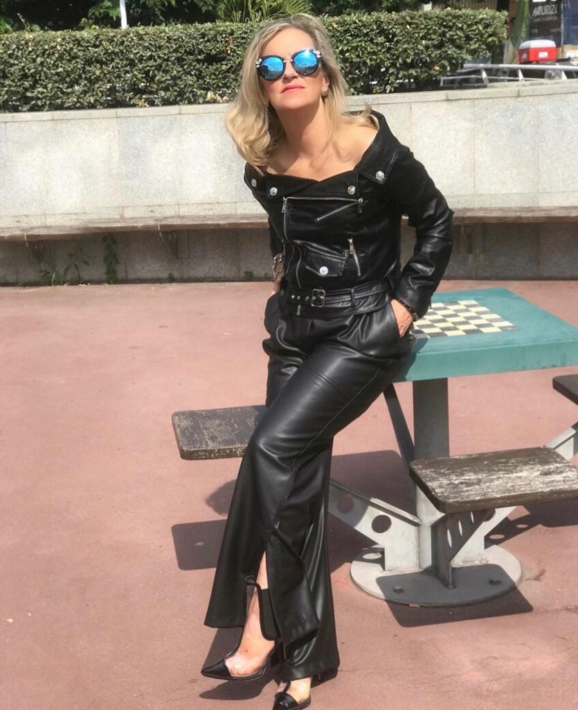 Esta experta en moda de 56 años, que reivindica que «la madurez tiene un estilo fantástico», demuestra con sus atrevidos looks que cuenta con tanta o más actitud que las 'influencers' jóvenes