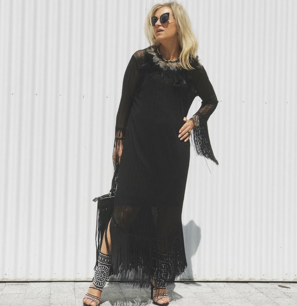 Esta experta en moda de 56 años, que reivindica que «la madurez tiene un estilo fantástico», demuestra con sus atrevidos looks que cuenta con tanta o más actitud que las 'influencers' jóvenes