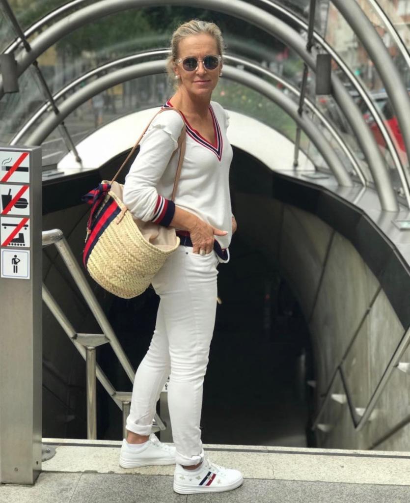 Esta experta en moda de 56 años, que reivindica que «la madurez tiene un estilo fantástico», demuestra con sus atrevidos looks que cuenta con tanta o más actitud que las 'influencers' jóvenes