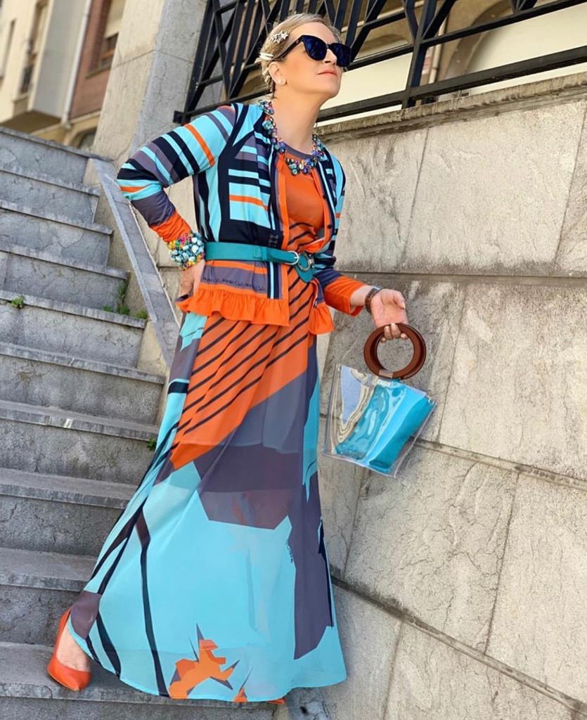 Esta experta en moda de 56 años, que reivindica que «la madurez tiene un estilo fantástico», demuestra con sus atrevidos looks que cuenta con tanta o más actitud que las 'influencers' jóvenes