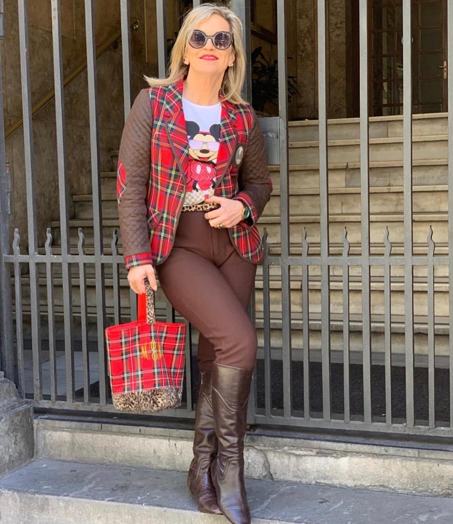 Esta experta en moda de 56 años, que reivindica que «la madurez tiene un estilo fantástico», demuestra con sus atrevidos looks que cuenta con tanta o más actitud que las 'influencers' jóvenes