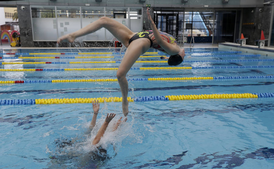 Fotos: Entrenamiento de natación sincronizada en la Sociedad Deportiva Náutica de Portugalete