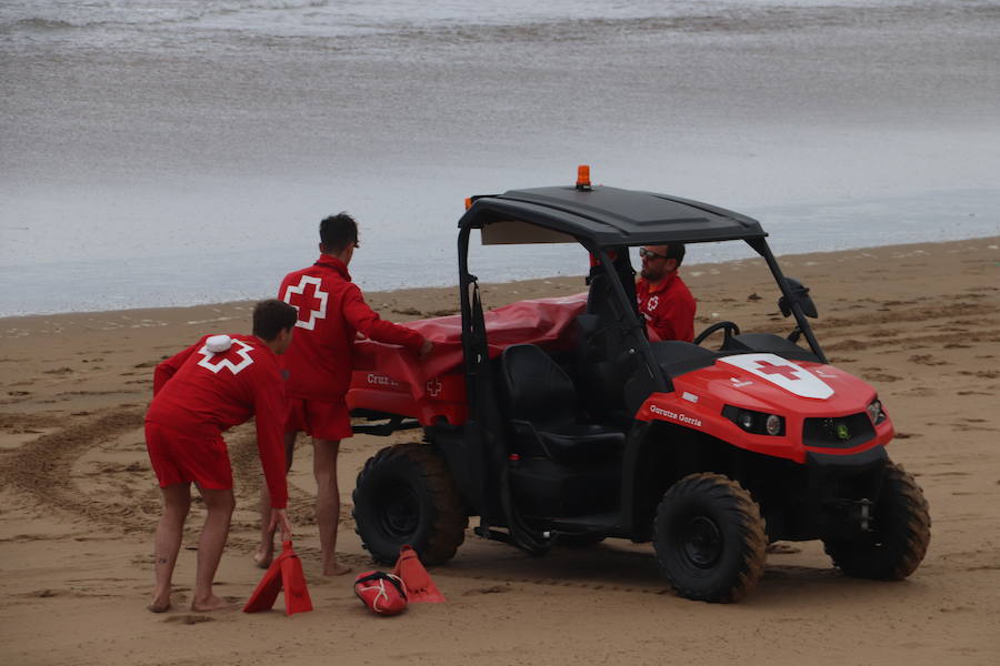 Socorristas de Cruz Roja, Ertzaintza, Osakidetza, Policía Local y técnicos de Emergencias del Gobierno vasco y Diputación han participado en un simulacro en la playa de Sopela