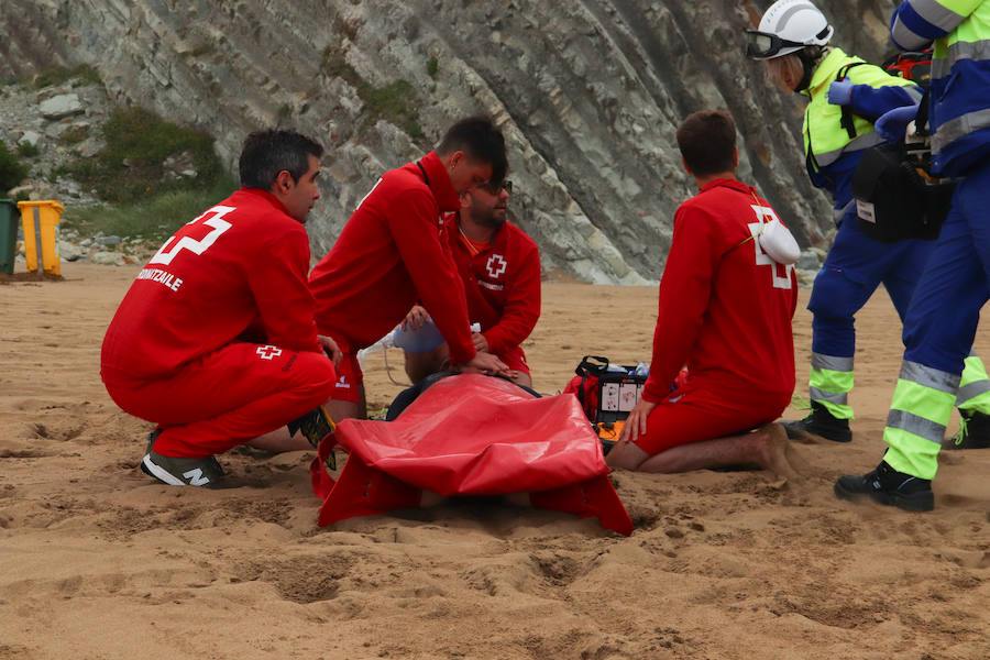 Socorristas de Cruz Roja, Ertzaintza, Osakidetza, Policía Local y técnicos de Emergencias del Gobierno vasco y Diputación han participado en un simulacro en la playa de Sopela