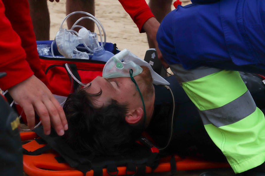 Socorristas de Cruz Roja, Ertzaintza, Osakidetza, Policía Local y técnicos de Emergencias del Gobierno vasco y Diputación han participado en un simulacro en la playa de Sopela