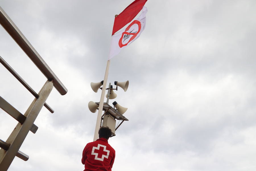 Socorristas de Cruz Roja, Ertzaintza, Osakidetza, Policía Local y técnicos de Emergencias del Gobierno vasco y Diputación han participado en un simulacro en la playa de Sopela