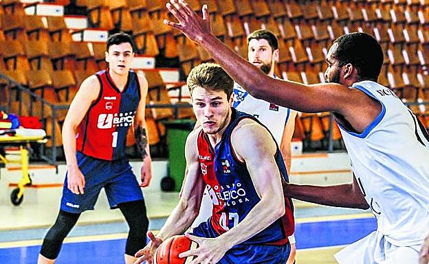 Arturs Kurucs busca el aro rival durante un duelo del filial azulgrana contra el Bàsquet Vic.