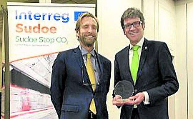 Felipe Piña, del Gobierno de Cantabria, y Gorka Urtaran. 