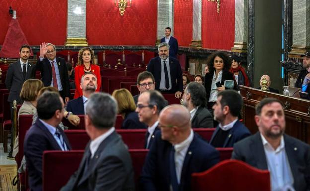 El presidente de la Generalitat, Quim Torra, se despide de los acusado en el juicio del procés al terminar la última sesión.