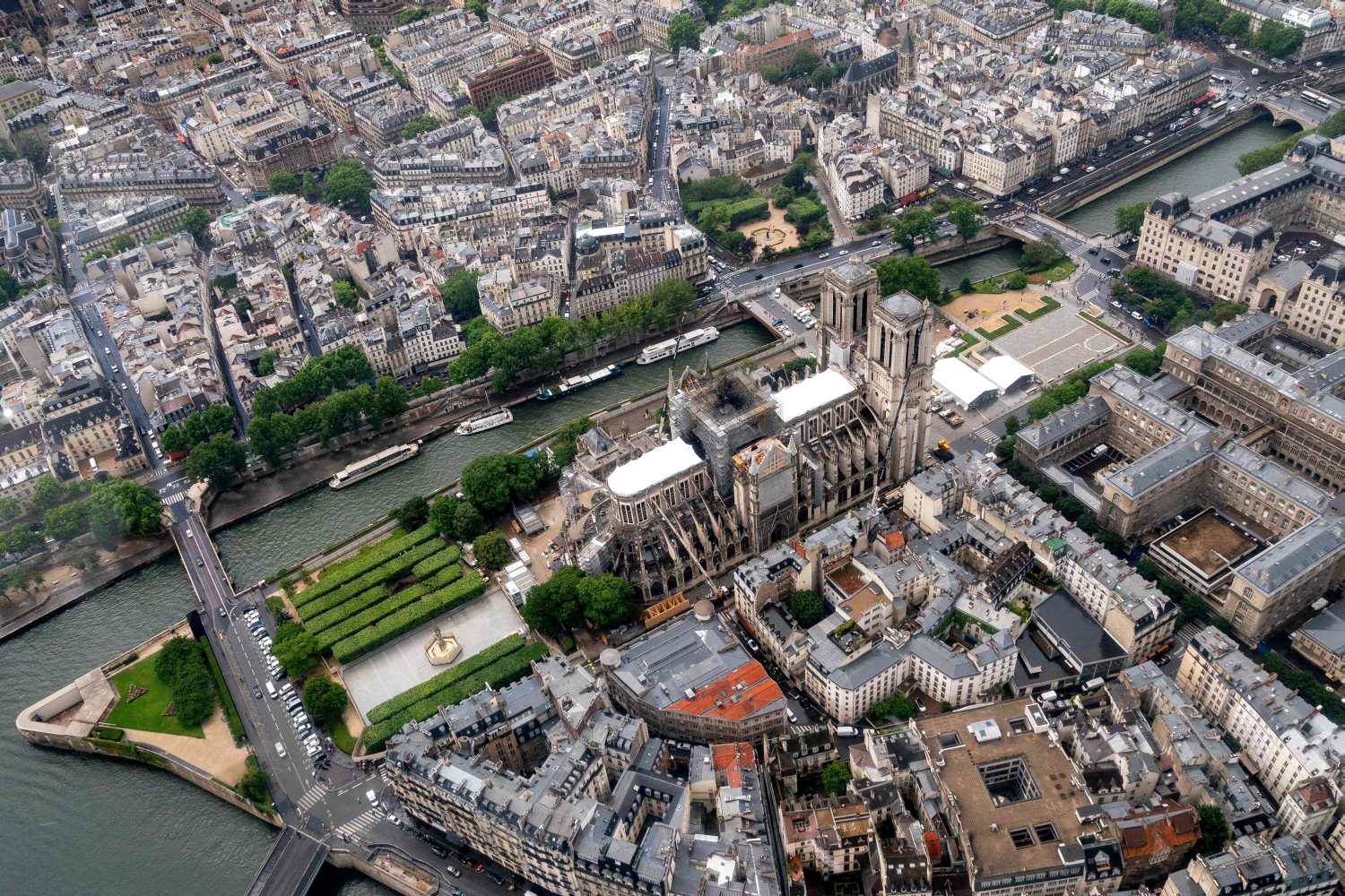 Vista aérea de la catedral de Notre Dame de Paris, en reparación después de haber sido gravemente dañada por un gran incendio el 15 de abril. 