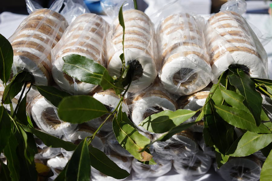 Más de un centenar de cabezas y 26 puestos agrícolas participan en el tradicional mercado