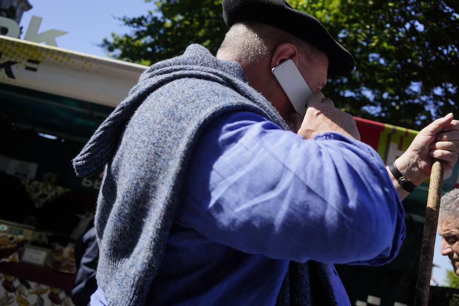 Más de un centenar de cabezas y 26 puestos agrícolas participan en el tradicional mercado