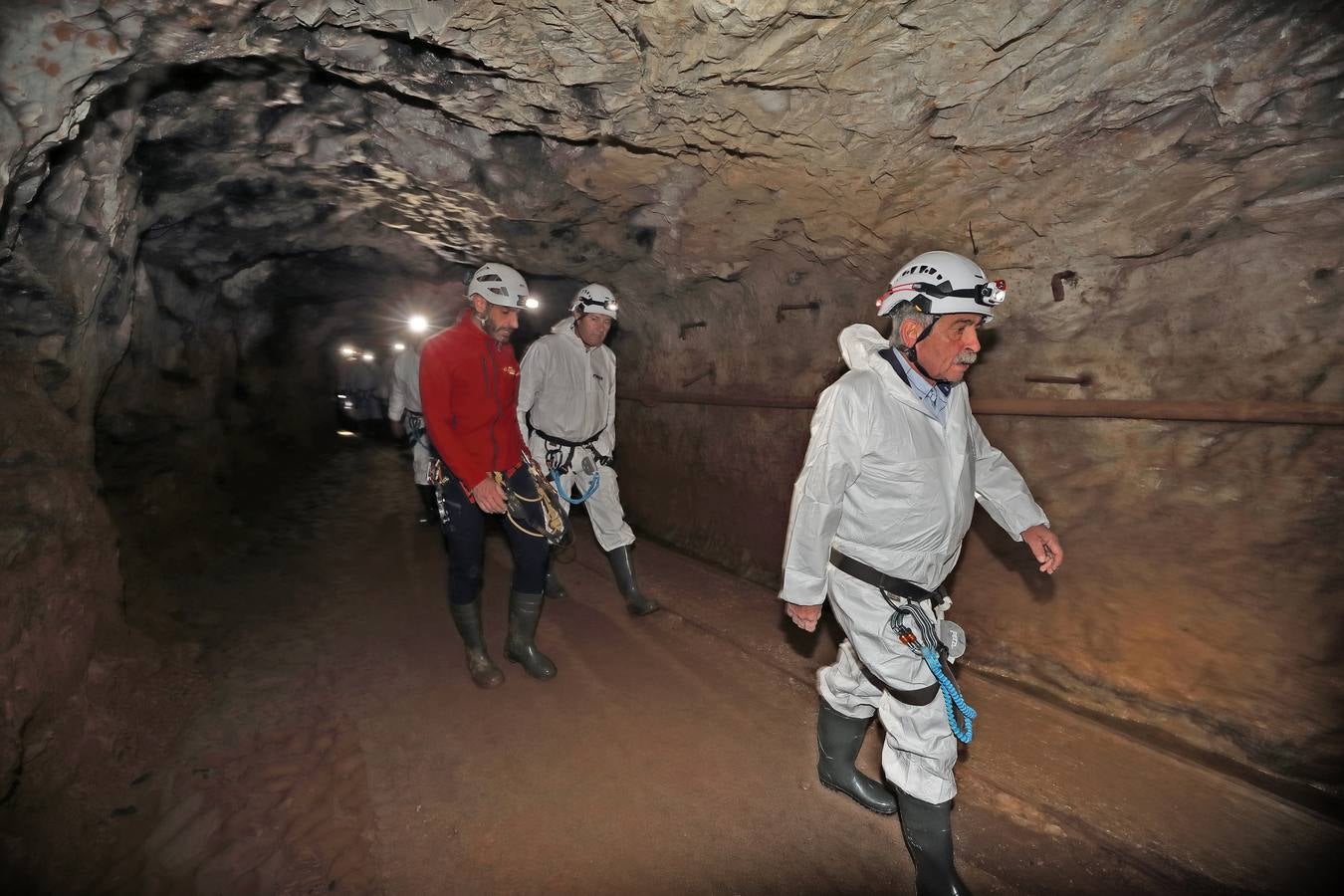 Se trata de una visita minera que permite recorrer dos kilómetros de galerías. Tiene una duración de cuatro hora sy se necesita buen estado físico para hacerla. Fue inaugurada por el presidente de Cantabria, Miguel Ángel Revilla