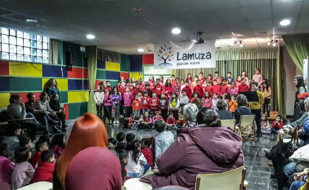 El alumnado del centro, durante la presentación de los actos del 50 aniversario. 