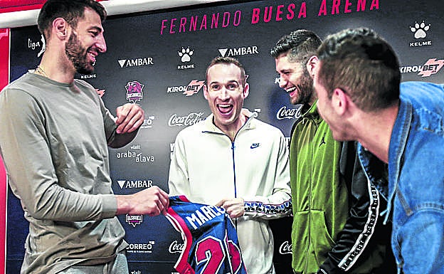 Shengelia, Garino y Vildoza arroparon al brasileño en la despdeida.