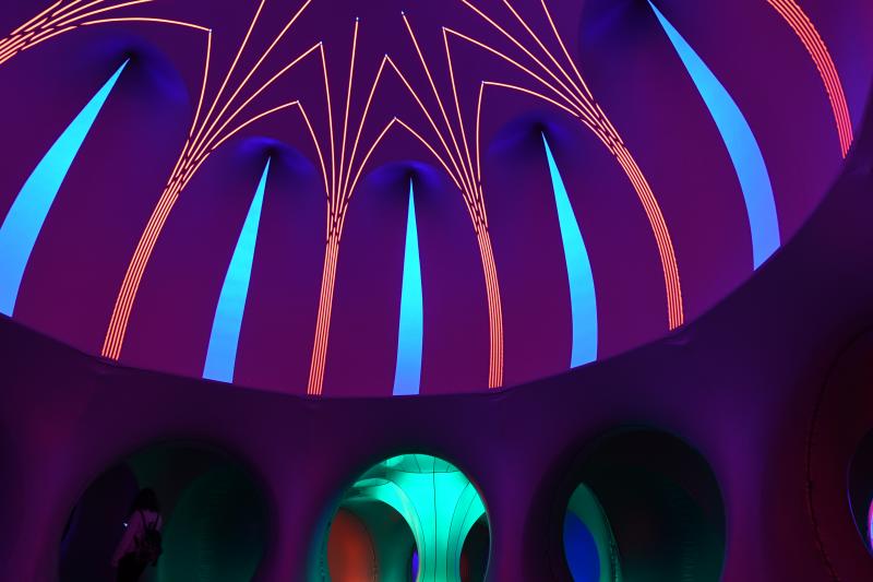 Treinta instalaciones y espectáculos llenos de luz y creatividad transformaron la villa en una fiesta durante la primera de las dos jornadas de su Gau Zuria