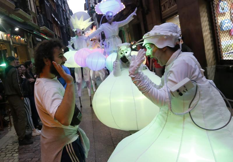 Treinta instalaciones y espectáculos llenos de luz y creatividad transformaron la villa en una fiesta durante la primera de las dos jornadas de su Gau Zuria