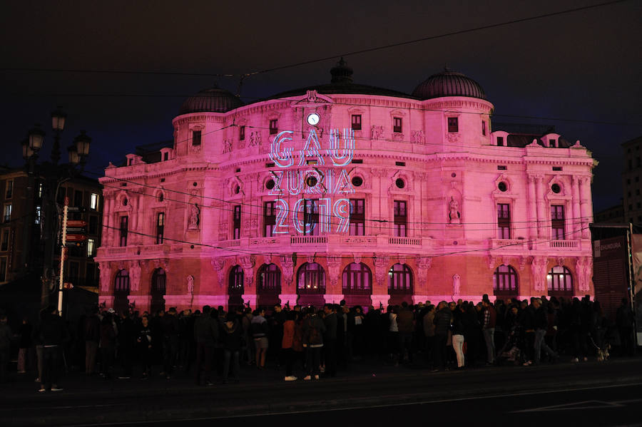 Treinta instalaciones y espectáculos llenos de luz y creatividad transformaron la villa en una fiesta durante la primera de las dos jornadas de su Gau Zuria