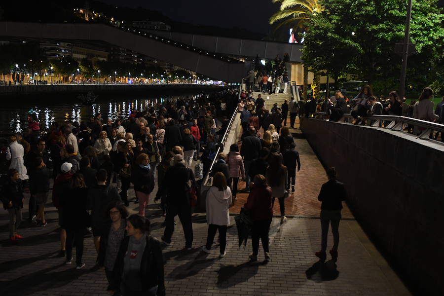 Treinta instalaciones y espectáculos llenos de luz y creatividad transformaron la villa en una fiesta durante la primera de las dos jornadas de su Gau Zuria