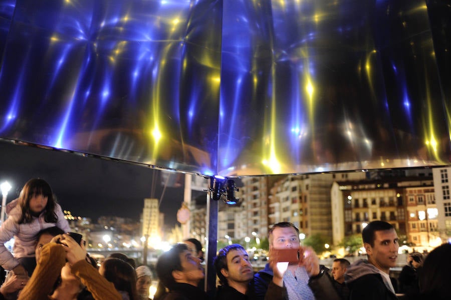 Treinta instalaciones y espectáculos llenos de luz y creatividad transformaron la villa en una fiesta durante la primera de las dos jornadas de su Gau Zuria