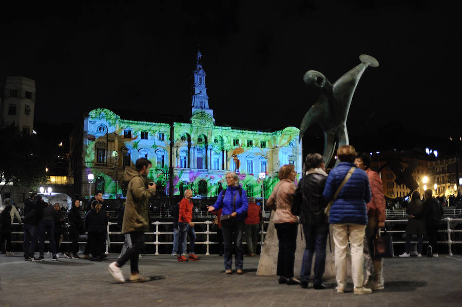 Treinta instalaciones y espectáculos llenos de luz y creatividad transformaron la villa en una fiesta durante la primera de las dos jornadas de su Gau Zuria