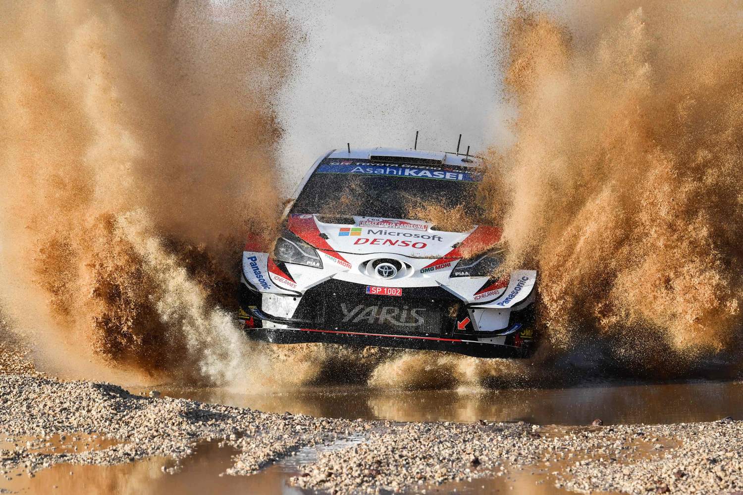 El piloto finlandés Juho Hanninen y su copiloto Tomi Tuominen en su Toyota Yaris WRC durante la etapa Super Shakedown SS1 del Rally de Sardegna.