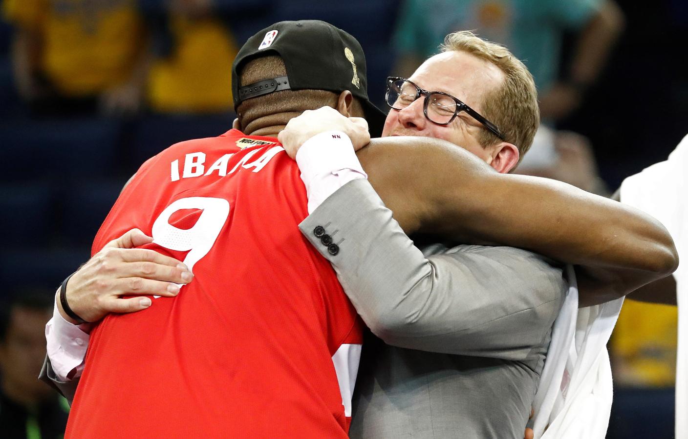 Serge Ibaka abraza a su entrenador, Nick Nurse.