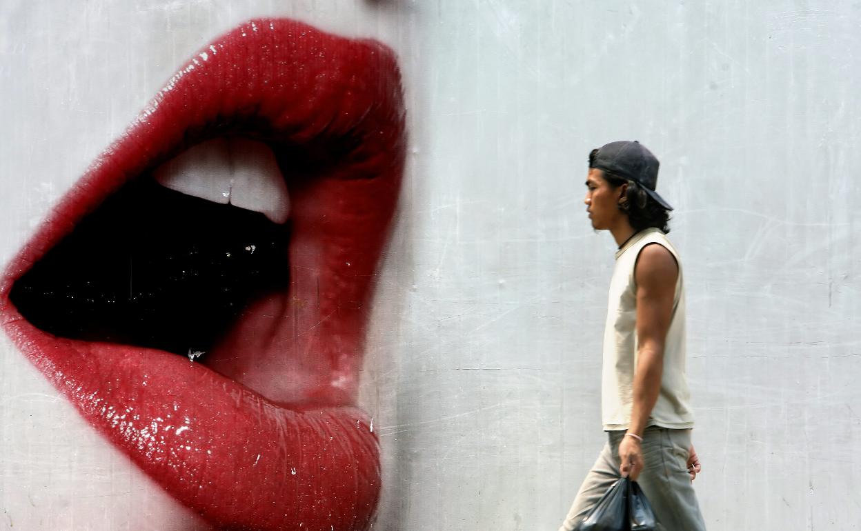 El mal presagio de las faldas largas y labios rojos
