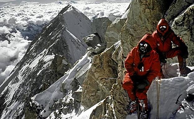Peter Boardman y Joe Tasker justo bajo la cima en 1979. 