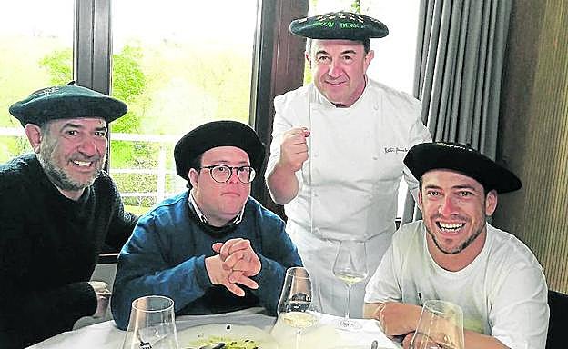 Karra Elejalde, Pablo Pineda, Martín Berasategui y El Langui, en 'Donde comen dos'.