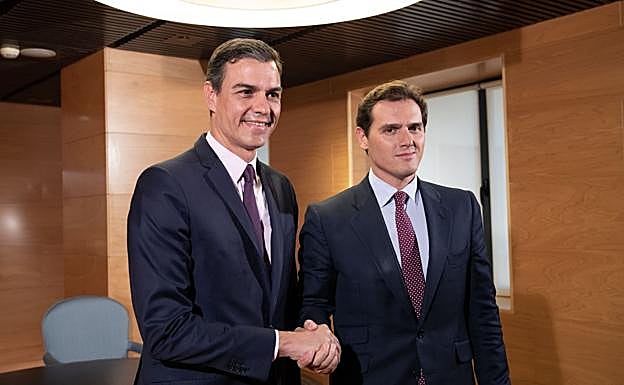 El secretario general del PSOE y presidente del Gobierno en funciones, Pedro Sánchez, se reúne con el presidente de Ciudadanos, Albert Rivera, en el Congreso de los Diputados.