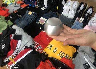 Imagen secundaria 1 - El dispositivo para desactivar las alarmas, y los presuntos autores, en un centro comercial de Logroño. 