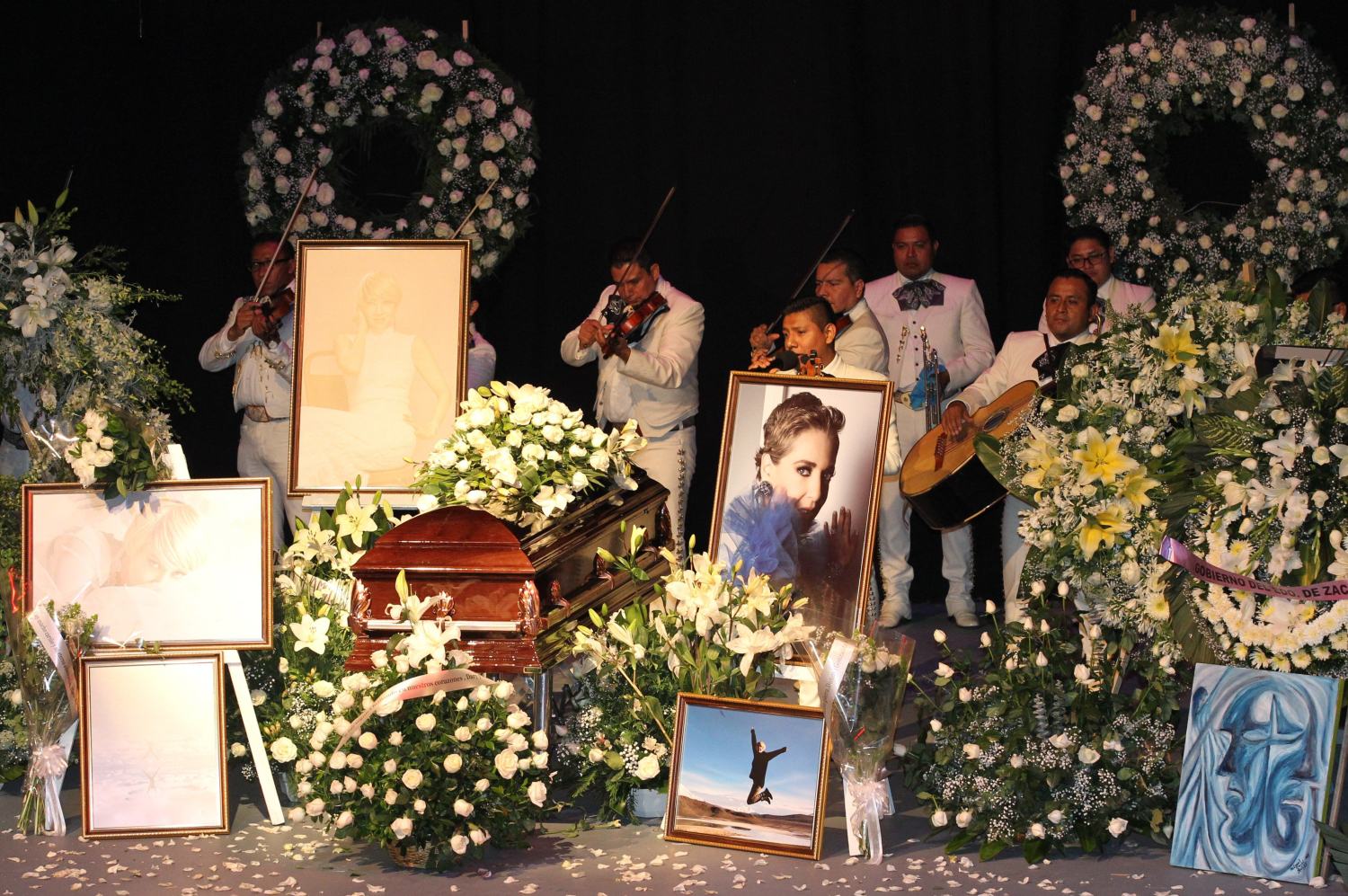 Un grupo de mariachis toca durante un homenaje de cuerpo presente a la actriz Edith González, en el teatro Jorge Negrete de Ciudad de México (México). Familiares, amigos, compañeros y admiradores despidieron con muestras de cariño a la actriz Edith González, quien falleció víctima de un cáncer, en el teatro Jorge Negrete de Ciudad de México. 