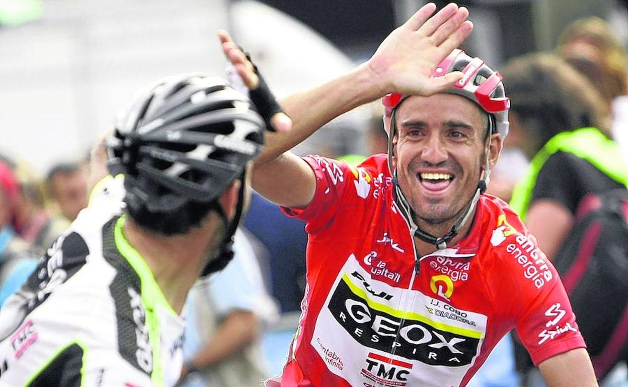 Cobo, con el maillot de líder de la Vuelta a España 2011.