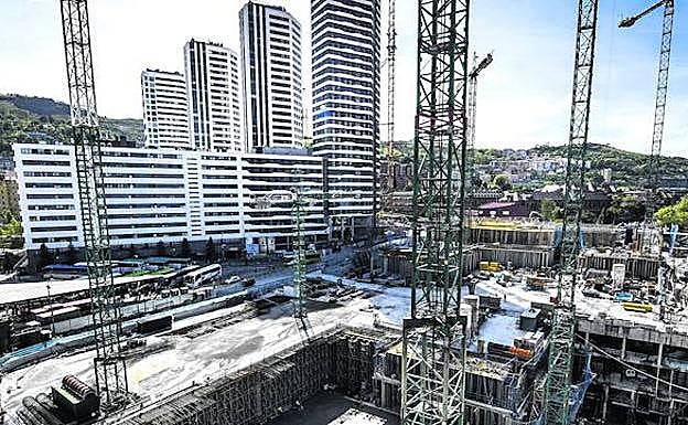 La construcción de las torres de Garellano empezó a gestarse en 2011, cuando Bilbao Ría 2000 vendió los terrenos a una UTE de empresas. 