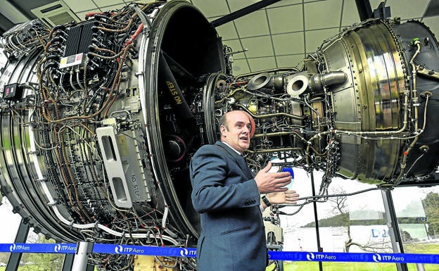 Carlos Alzola, director general de ITP Aero, con un motor en la planta de Zamudio.