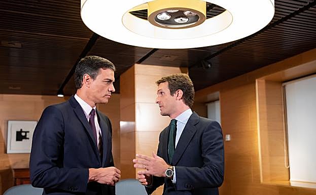 El presidente del Gobierno en funciones, Pedro Sánchez, se reúne con Pablo Casado en el Congreso de los diputados para hablar sobre la investidura.