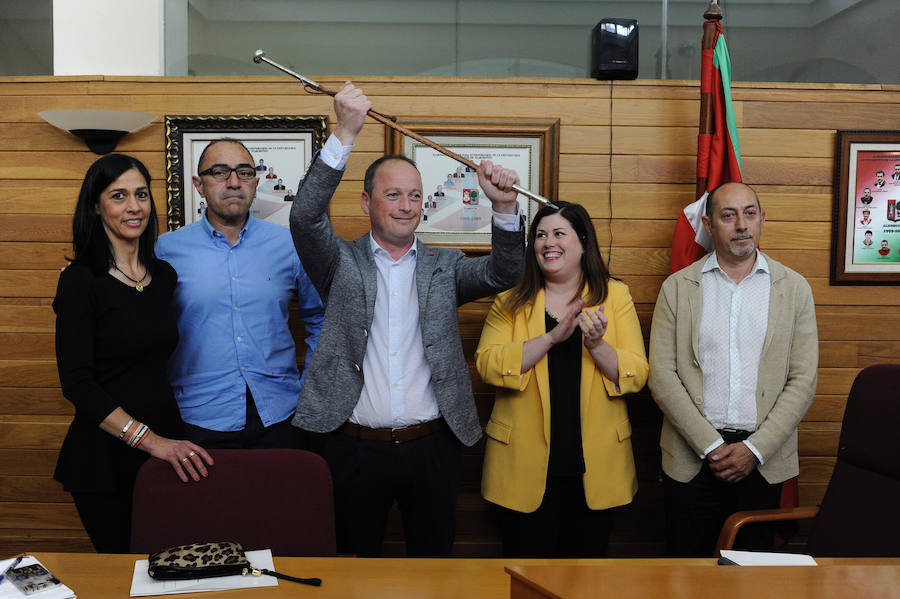 Urbieta alza el bastón de mando tras ser elegido alcalde de Alonsotegi.