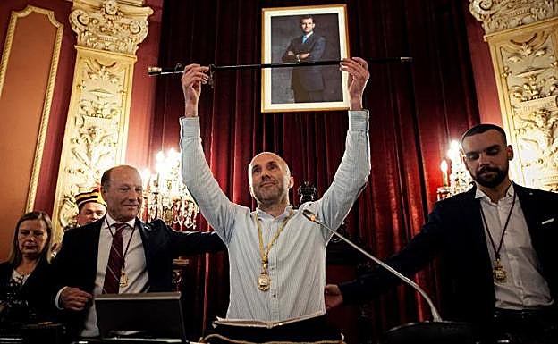 Jácome, con el bastón de mando.