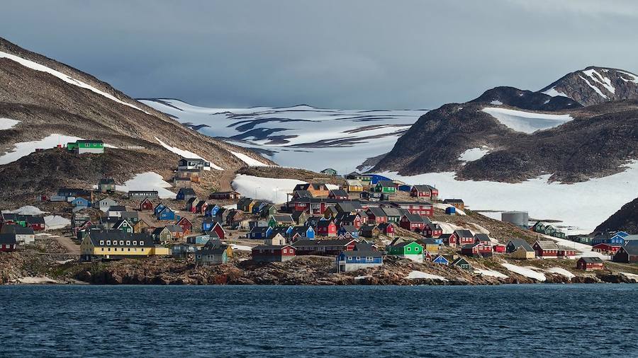 LAS MÁS AISLADAS | Ittoqqortoormiit, ubicada en la costa oriental de Groenlandia, es una de las localidades más inaccesibles del mundo. De hecho, según Lonely Planet, en muchos rankings la sitúan en el número uno de los pueblos más aislados. Los vecinos más cercanos de Ittoqqotoormiit son los osos polares y morsas del Parque Nacional del noroeste de Groenlandia y la patrulla danesa Sirius, la unidad militar de trineos tirados por perros de Dinamarca, a alrededor de 428 km. de distancia.