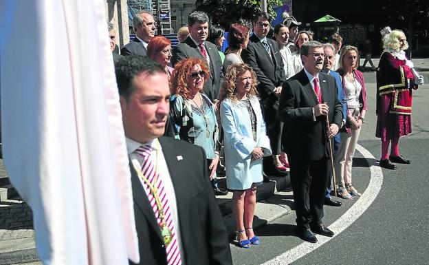 En primer término, de izquierda a derecha, Asier Abaunza, Nekane Alonso, Gotzone Sagardui y Juan Mari Aburto, ayer con otros miembros de la Corporación.