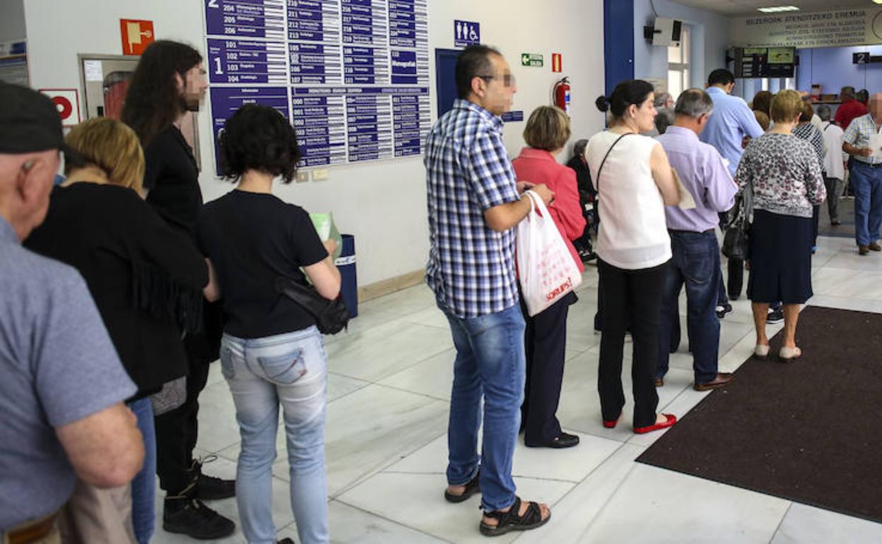 Las colas para cambiar cita en los ambulatorios del País Vasco se sucedieron con motivo de la huelga convocada por los sindicatos para reclamar más personal. 