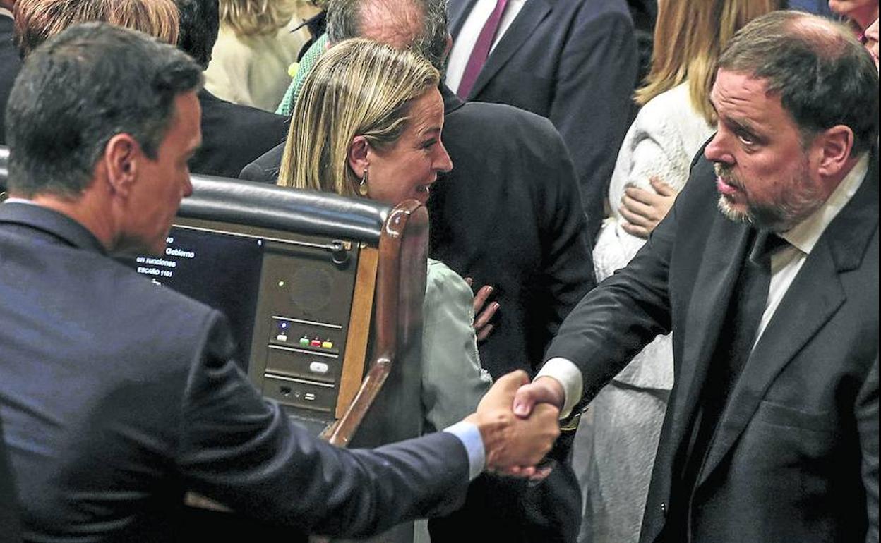 Sánchez saluda a Junqueras en el Congreso de los Diputados durante el pleno en el que se constituyó la Cámara el mes pasado.