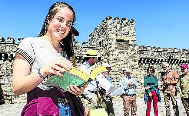 Los participantes en el recorrido leyeron pasajes del libro en distintos puntos de la ciudad.