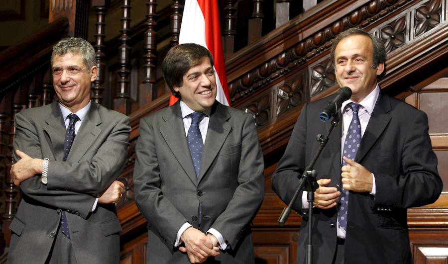 El que fuera presidente de la Federación Española de Fútbol, Ángel María Villar; del Athletic de Bilbao, Fernando García Macua, y lde a UEFA, Michel Platini, durante el encuentro previo al partido entre el equipo bilbaíno y el Nacional de Portugal, correspondiente a la tercera jornada del grupo L de la Liga Europea.