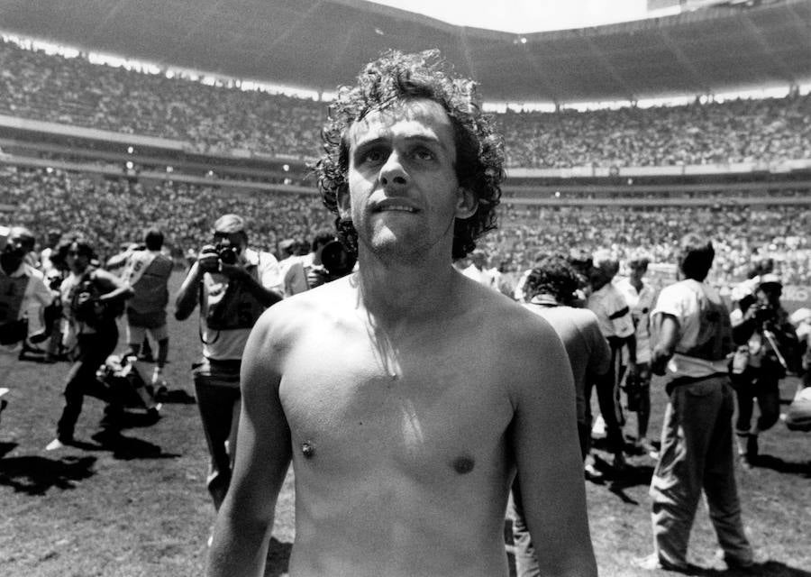 Platini, capitán se la selección francesa de fútbol, celebra el triunfo frente a Brasil, en los cuartos de final del Mundial de México 1986