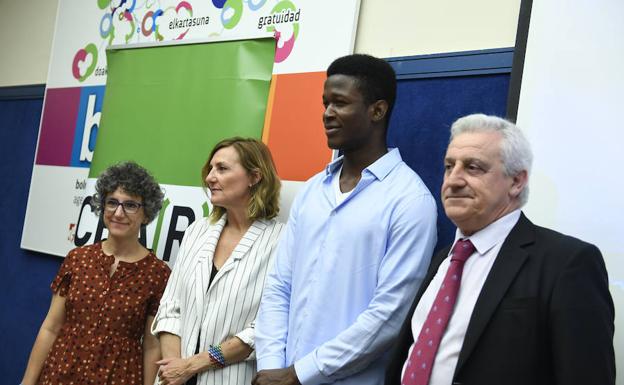 Javier Galparsoro, Patricia Bárcena y Elena Valverde, de CEAR, y Reward, nigeriano acogido en Euskadi tras desembarcar del Aquarius.